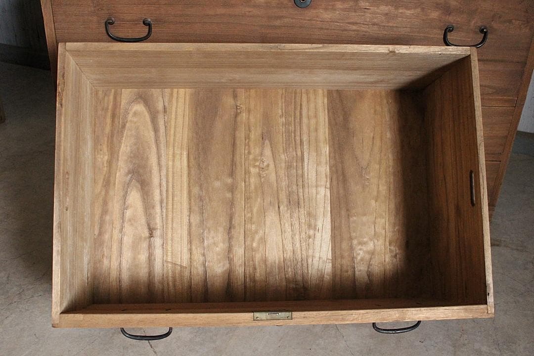 味のある古い木製の引き出し4杯　チェスト　桐箪笥　タンス　古家具　古民家