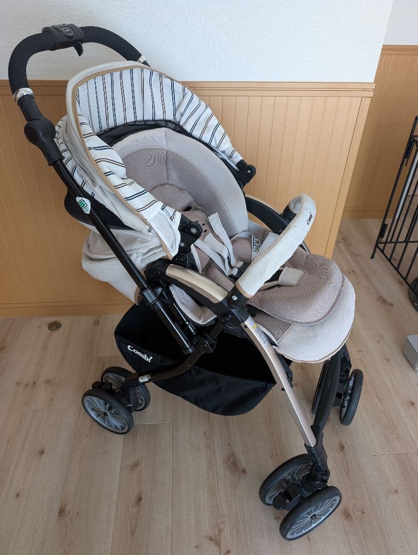 即発送★美品最上位モデルコンビベビーカーアンブレッタ　フレンチホワイト