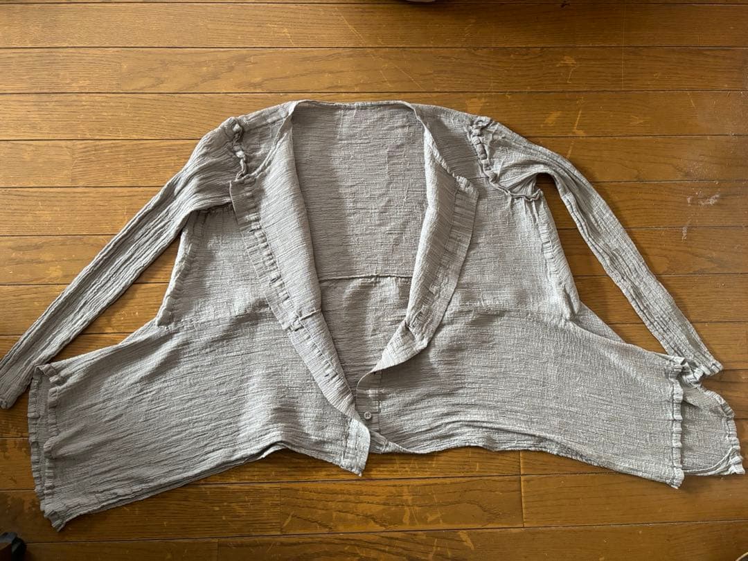 ISSAY Miyake me グレー ボタン付きシャツ フリル付き