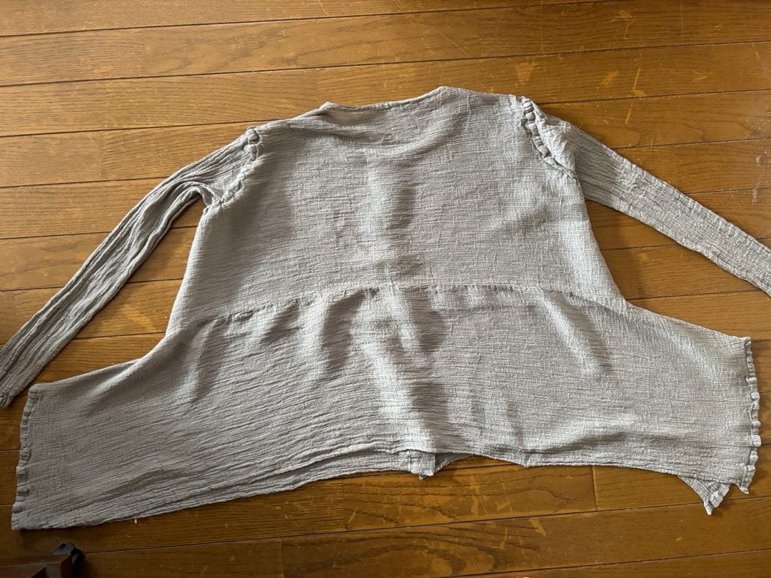 ISSAY Miyake me グレー ボタン付きシャツ フリル付き