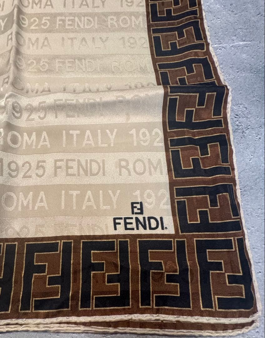 FENDI ロゴプリント シルクスカーフ 大判 約85cm x 85cm