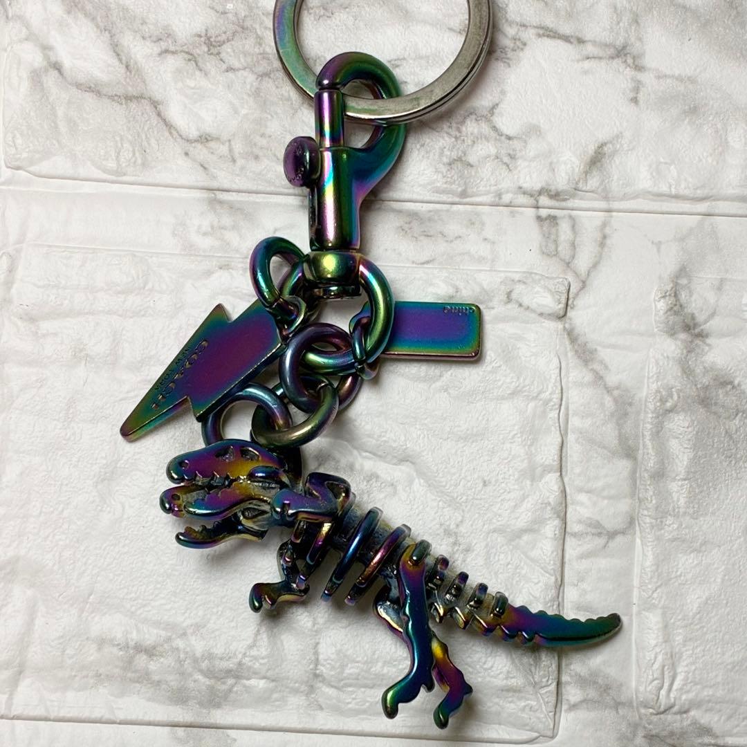 美品COACHコーチ男女兼用レキシー虹色恐竜レインボー キーホルダー チャーム