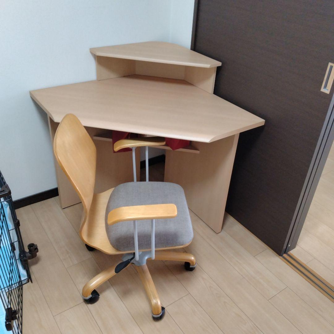 コーナーデスクとチェア