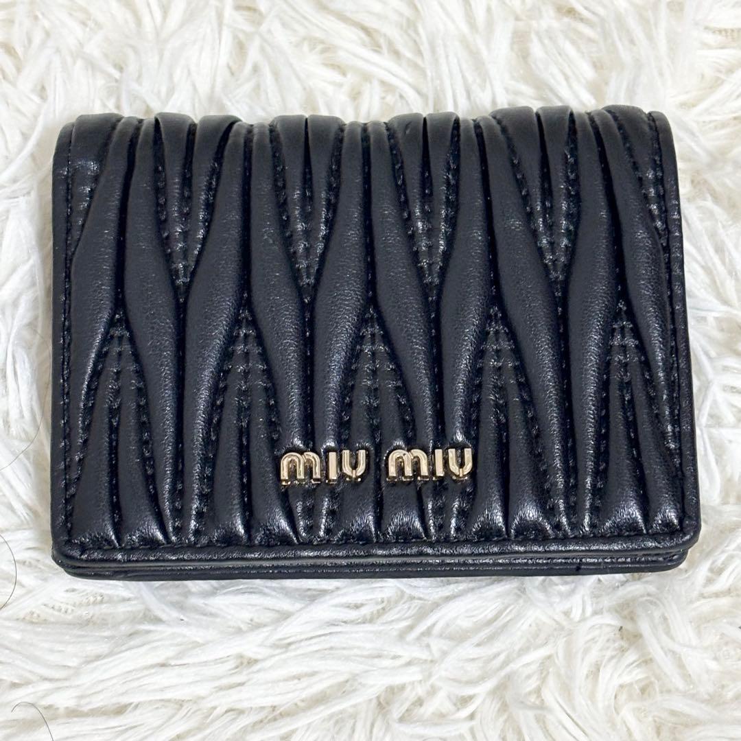 美品✨ミュウミュウ　折り財布　マテラッセ コンパクトウォレット レザー　ロゴ