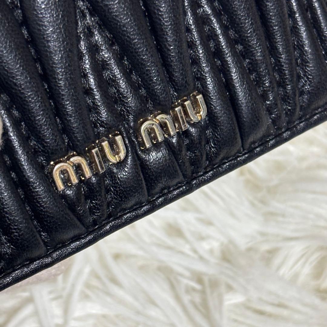 美品✨ミュウミュウ　折り財布　マテラッセ コンパクトウォレット レザー　ロゴ