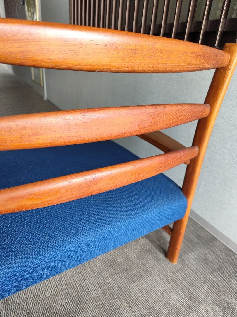 デンマーク　チーク　木製フレーム 青いクッション 　1人掛けチェア　肘掛け