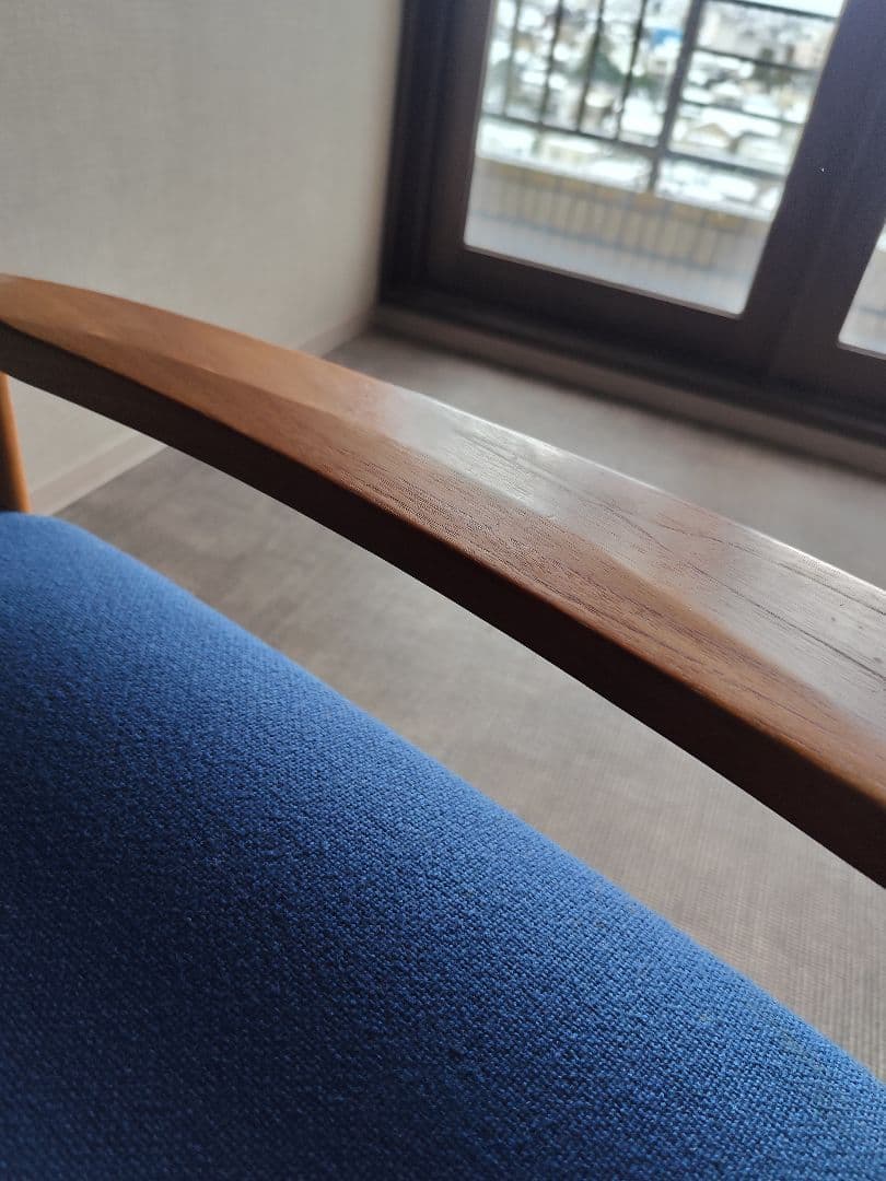 デンマーク　チーク　木製フレーム 青いクッション 　1人掛けチェア　肘掛け