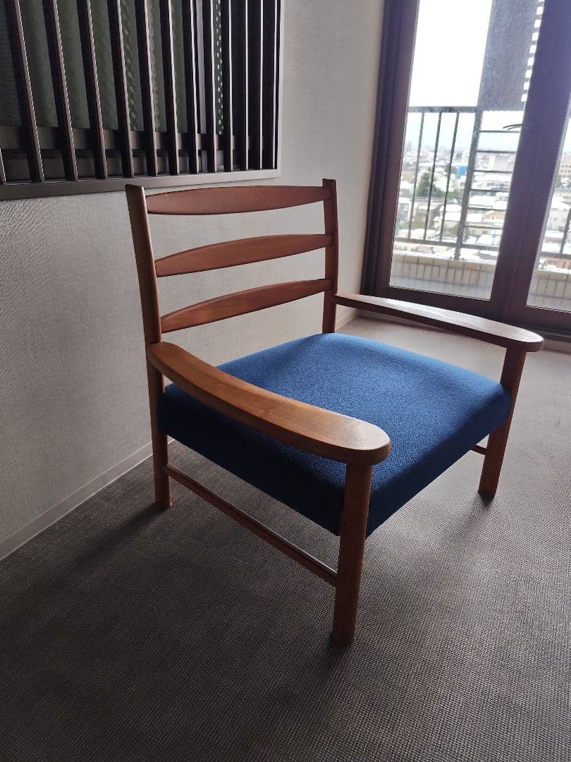 デンマーク　チーク　木製フレーム 青いクッション 　1人掛けチェア　肘掛け