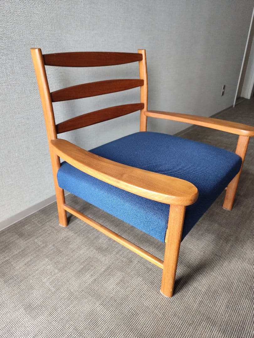デンマーク　チーク　木製フレーム 青いクッション 　1人掛けチェア　肘掛け