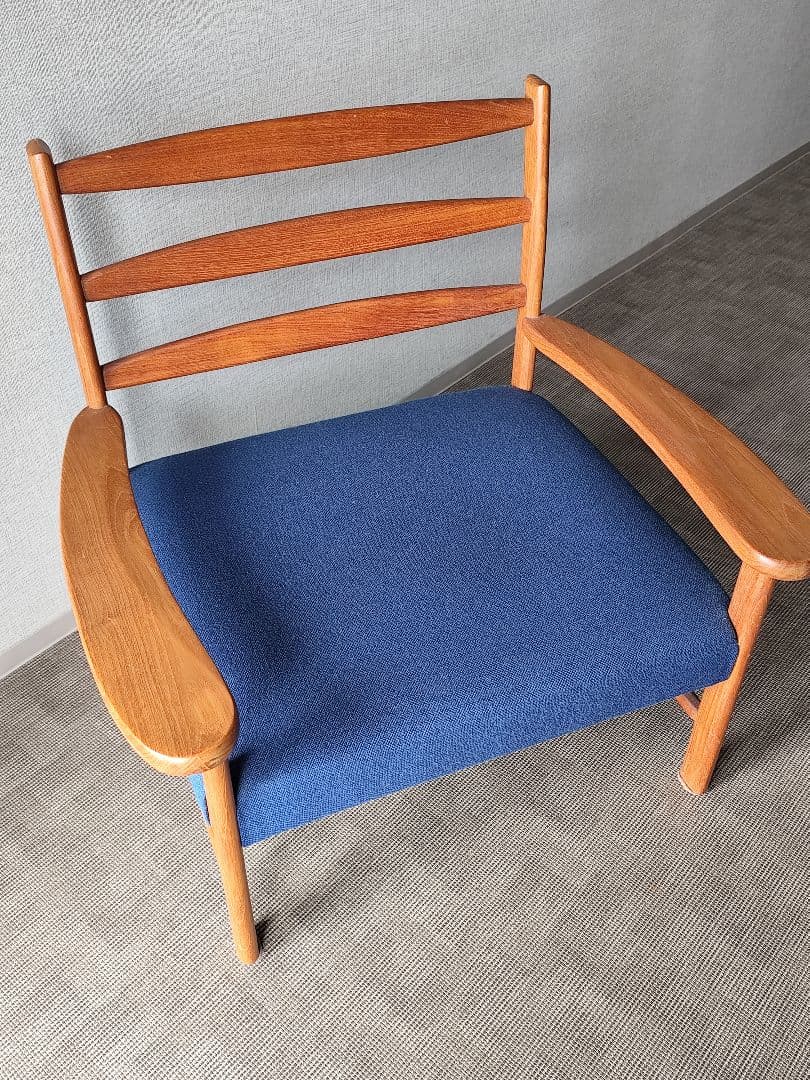 デンマーク　チーク　木製フレーム 青いクッション 　1人掛けチェア　肘掛け