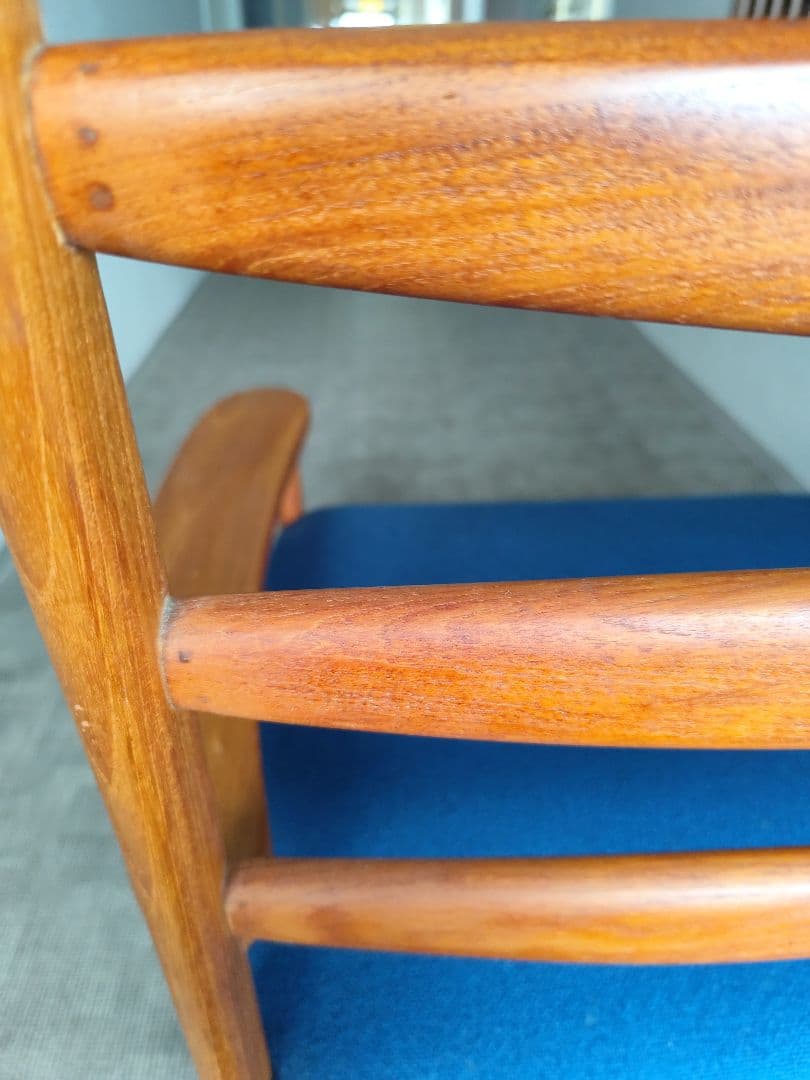 デンマーク　チーク　木製フレーム 青いクッション 　1人掛けチェア　肘掛け