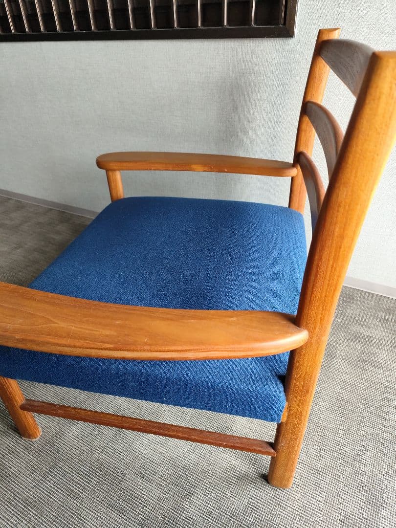 デンマーク　チーク　木製フレーム 青いクッション 　1人掛けチェア　肘掛け