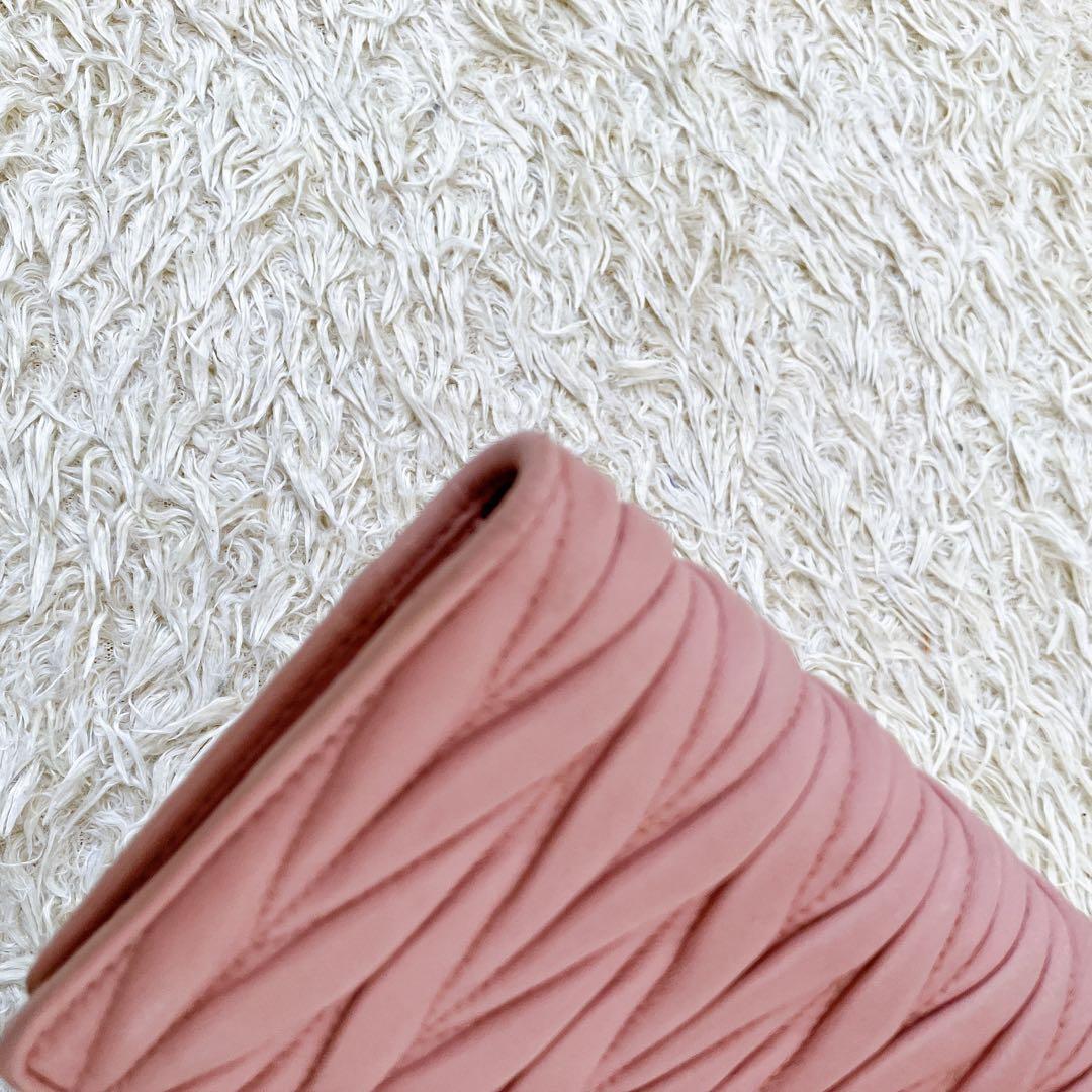ギャランティ箱付✨ミュウミュウ 二つ折り財布 マテラッセ マトラッセ ピンク系