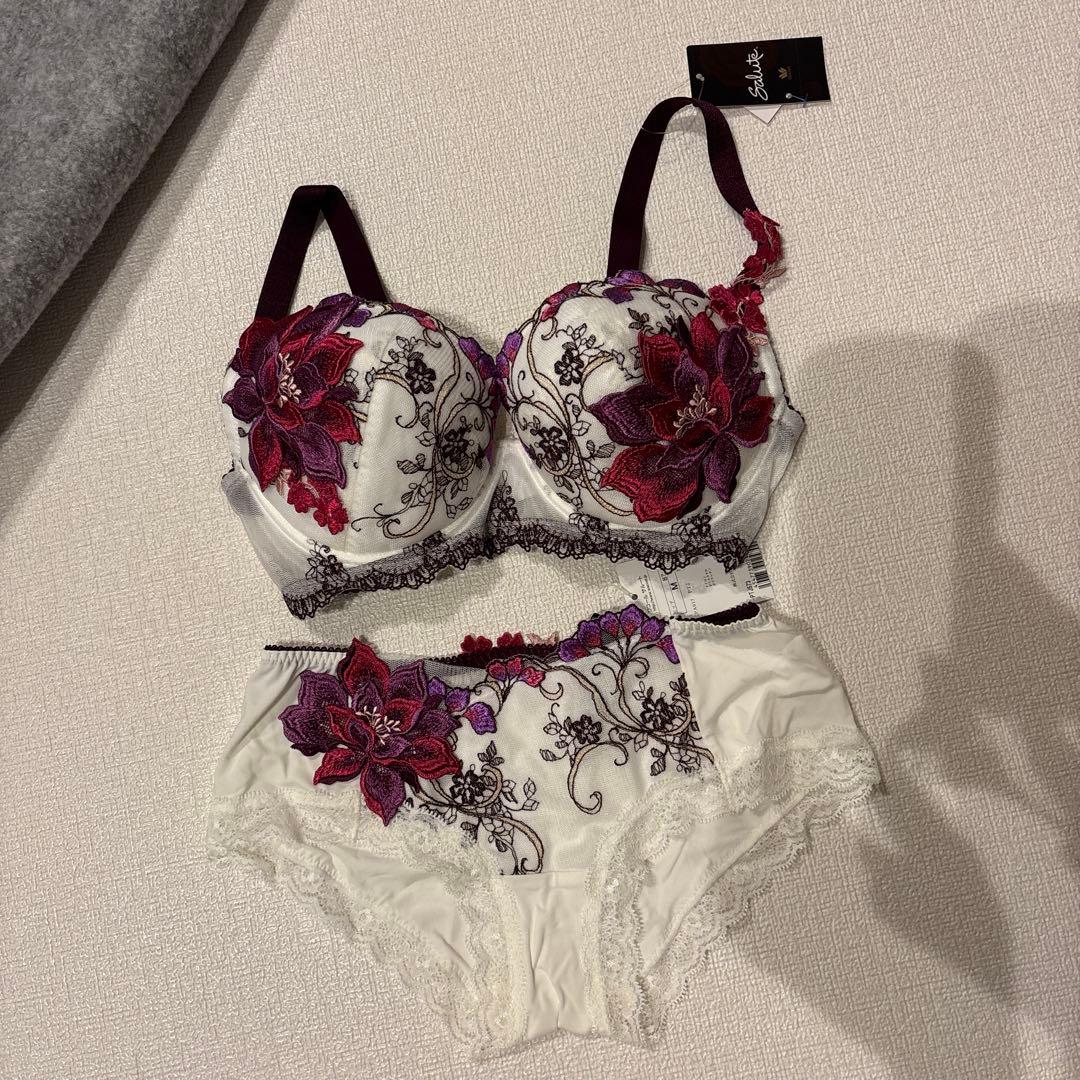 ワコール　サルート　花柄刺繍ブラジャーショーツセット　F65