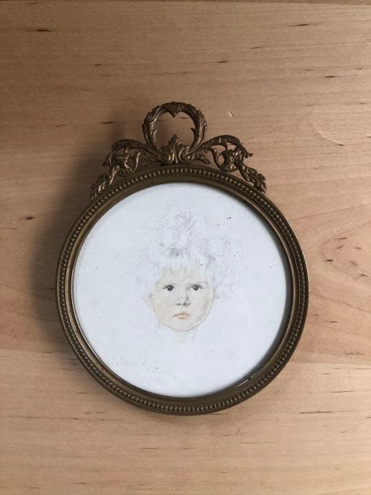 アンティークフォトフレーム　19世紀フランス製　丸型　女の子のイラスト付き