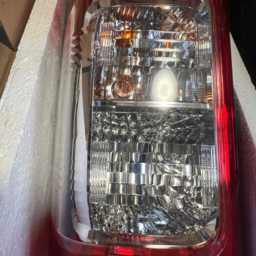 トヨタ ハイエース 200系 純正 テールランプ
