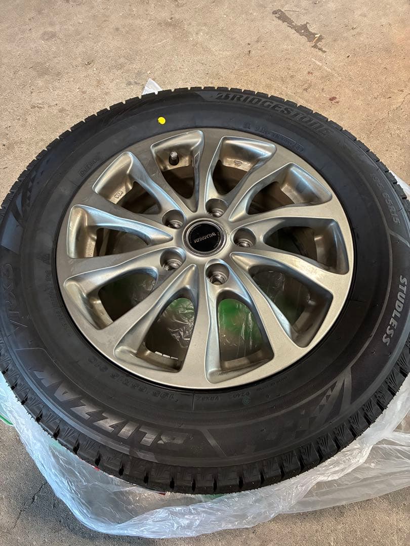 BLIZZAK VRX3 インチ スタッドレスタイヤ　195 65R 15