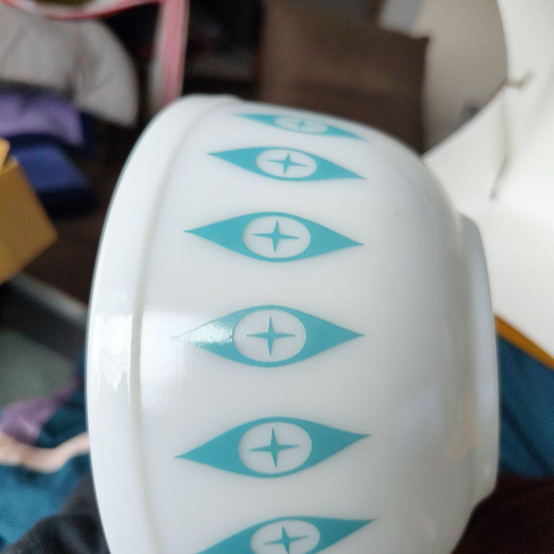 パイレックス　アトミックアイズ　Atomic eyes 青色の目模様の白いボウル