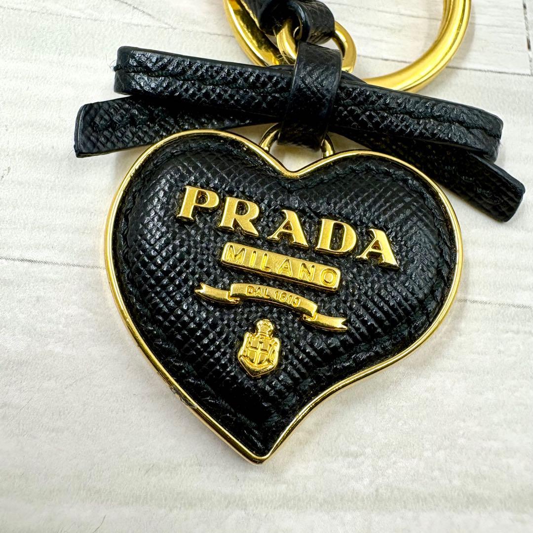 【極美品】PRADA キーホルダー　キーリング　ハート　サフィアーノレザー