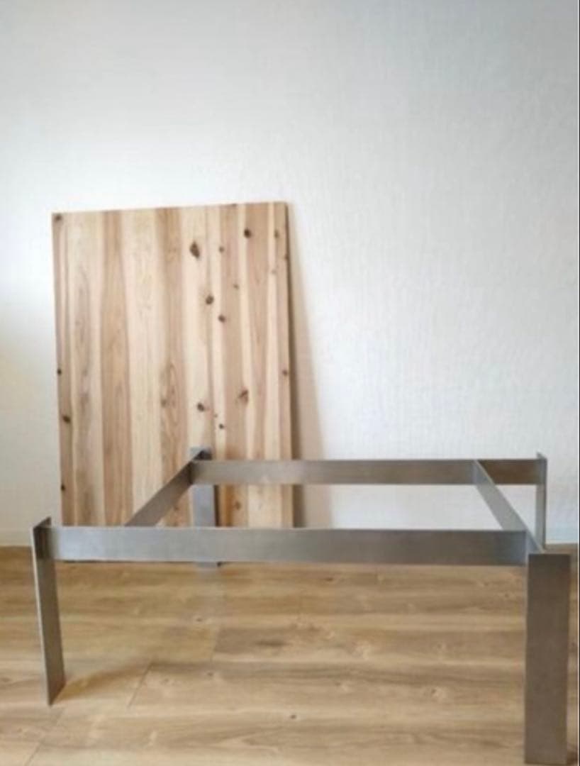 ナチュラルウッドと金属のローテーブル