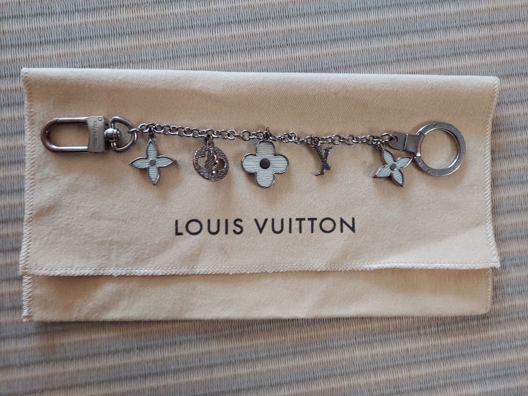 ☆megu⭐︎　LOUIS VUITTON チャーム付きキーホルダー