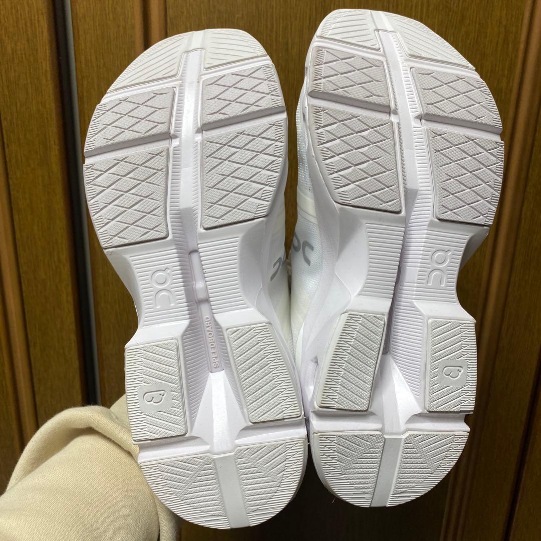 On ホワイト ランニングシューズ