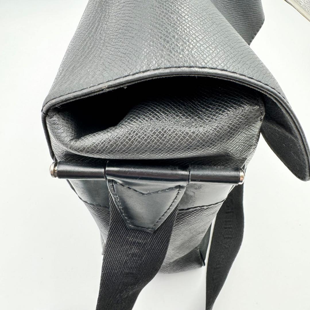 LOUIS VUITTON タイガ　メッセンジャーバッグ　ブラック　レザー