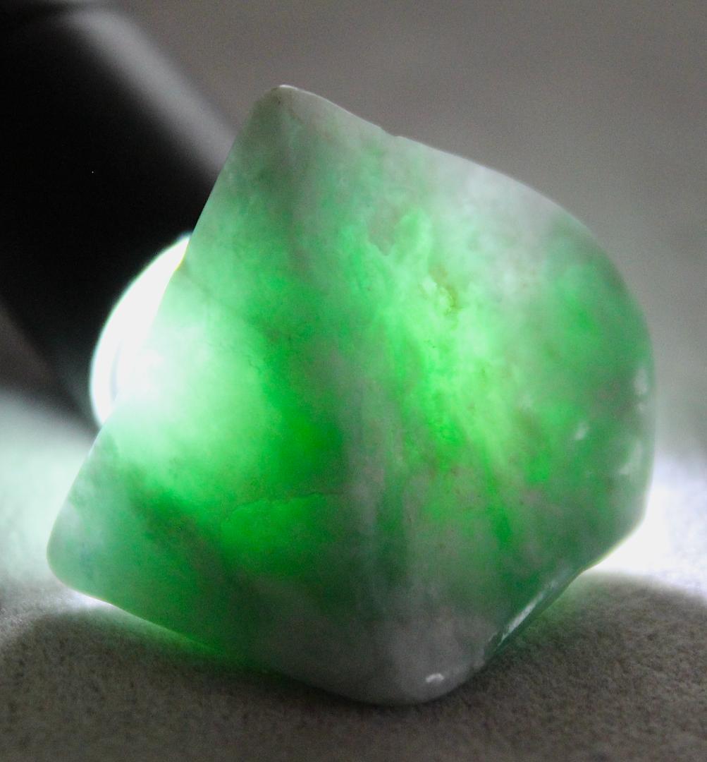 ［お菓子みたいな美翡翠］糸魚川翡翠 原石 タンブル 8.9g