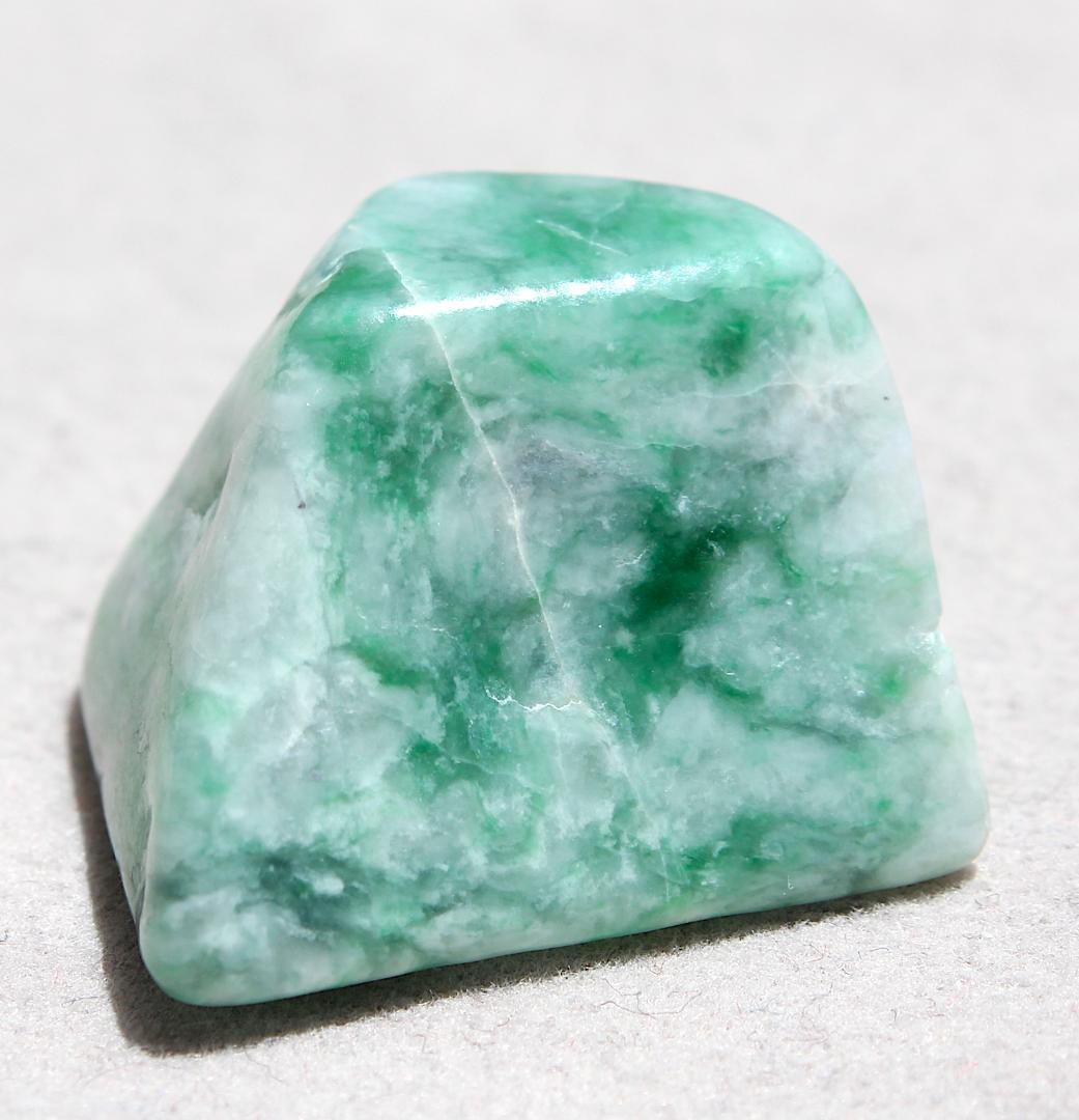 ［お菓子みたいな美翡翠］糸魚川翡翠 原石 タンブル 8.9g