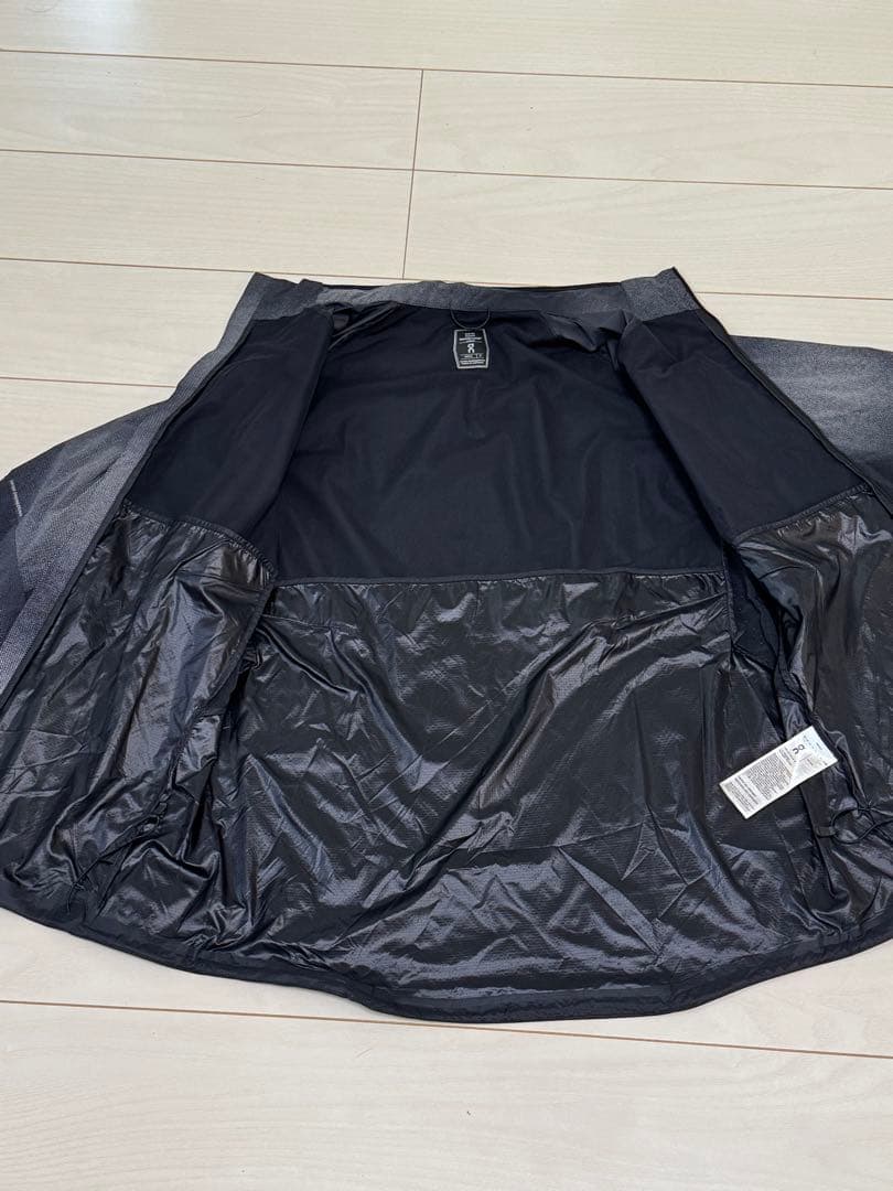 on ランニングジャケット グレー/ブラック