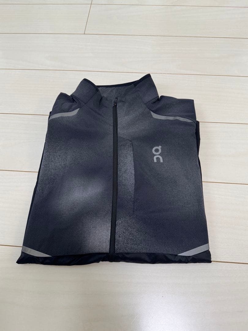 on ランニングジャケット グレー/ブラック