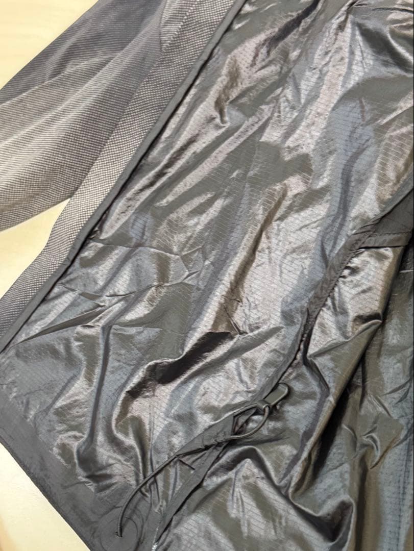 on ランニングジャケット グレー/ブラック