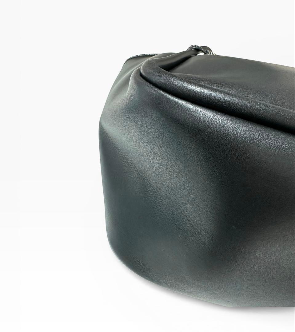 人気No. 1★美品　Charles&Keith ライラチューブラートート