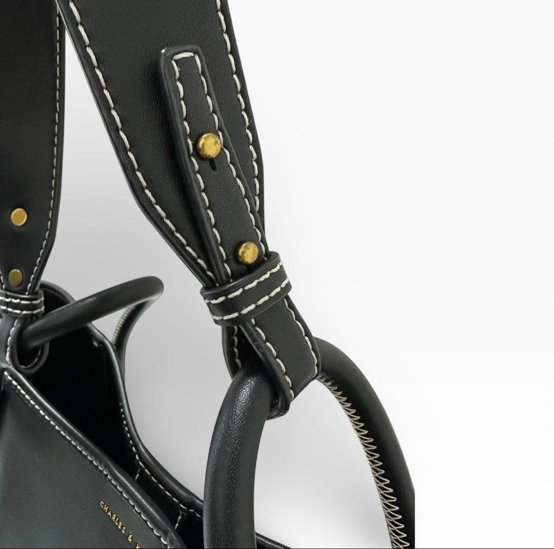 人気No. 1★美品　Charles&Keith ライラチューブラートート