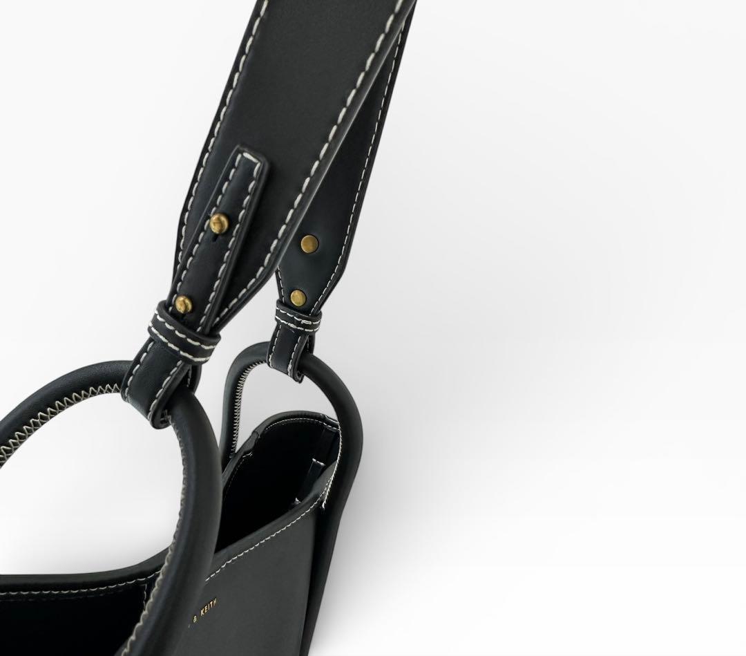 人気No. 1★美品　Charles&Keith ライラチューブラートート