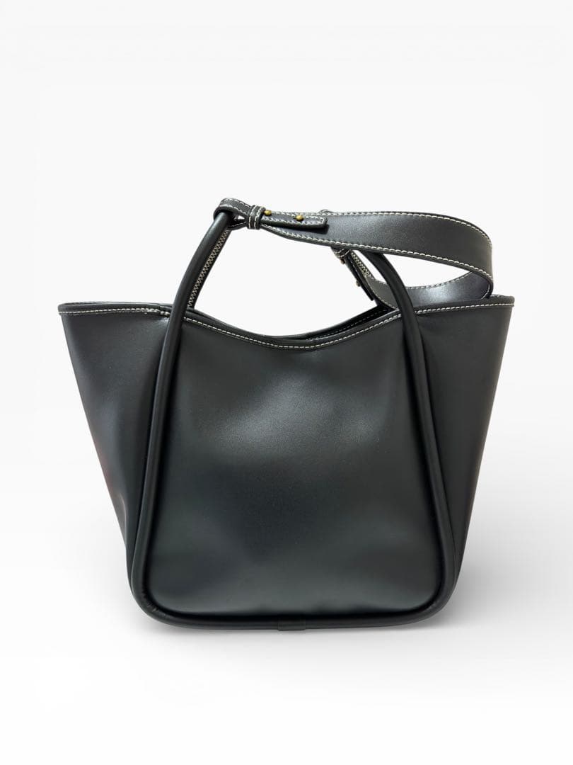 人気No. 1★美品　Charles&Keith ライラチューブラートート