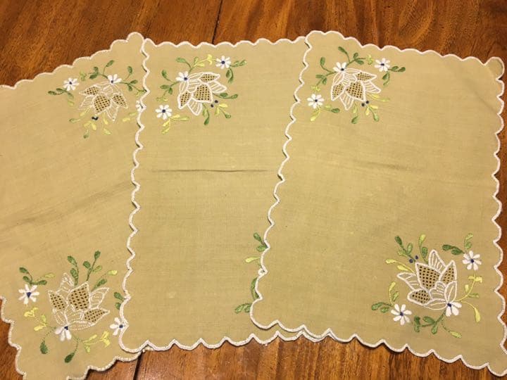 値下げしました!　ランチョンマット 手刺繍 リネン ティーマット