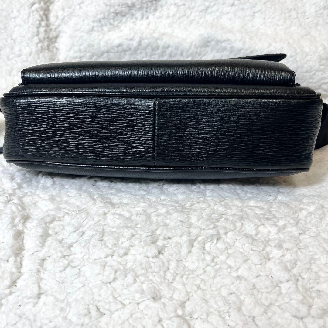 Salvatore Ferragamo ショルダーバッグ 黒 レザー　フェラガモ