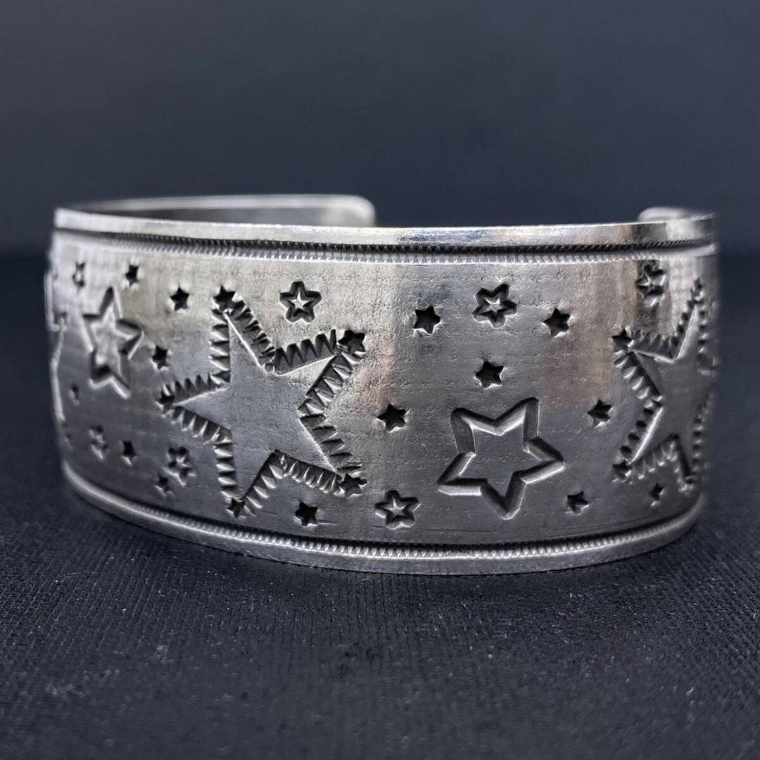 NAVAJO Derrick Cadman シルバースタースタンプワークバングル