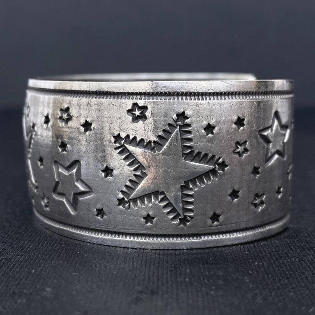 NAVAJO Derrick Cadman シルバースタースタンプワークバングル