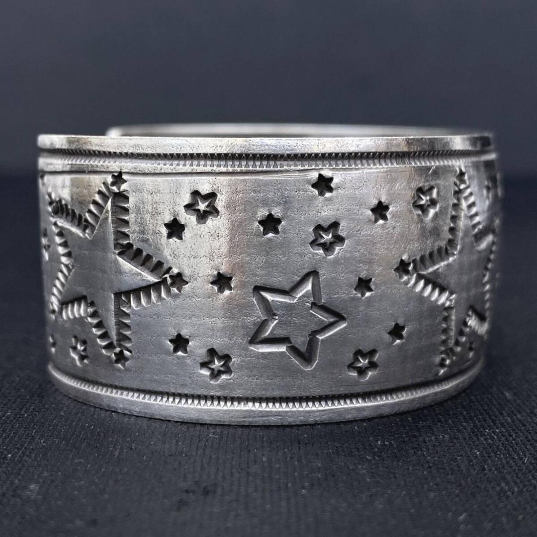 NAVAJO Derrick Cadman シルバースタースタンプワークバングル