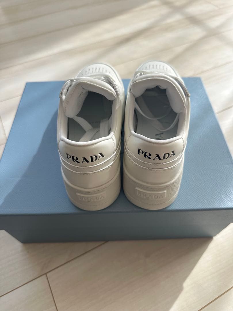 プラダ3角ロゴスニーカー36