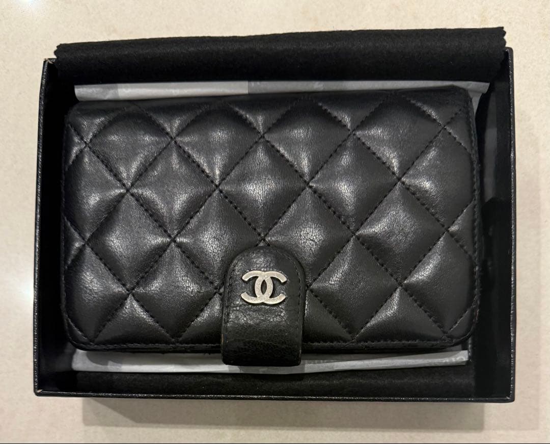CHANEL ブラックマトラッセ二つ折り財布