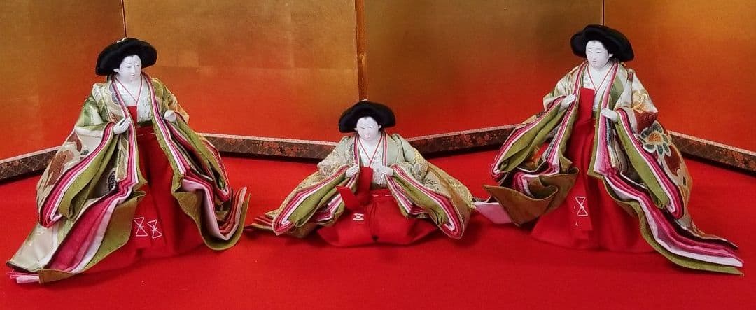 雛人形　三人官女　ベージュ地に花柄