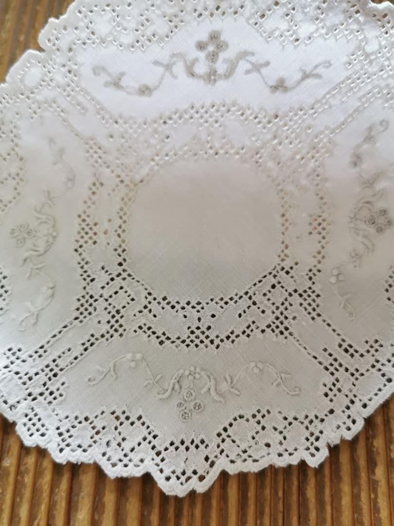 アンティーク アペンツェル小花刺繍 十字架&生物モザイクレース 精緻なドイリー
