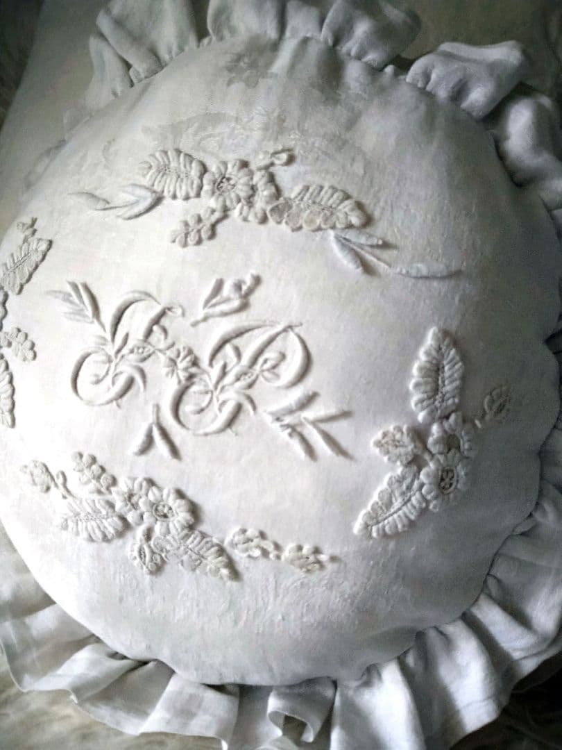 ★フランスアンティーク　クッション　イニシャル刺繍★