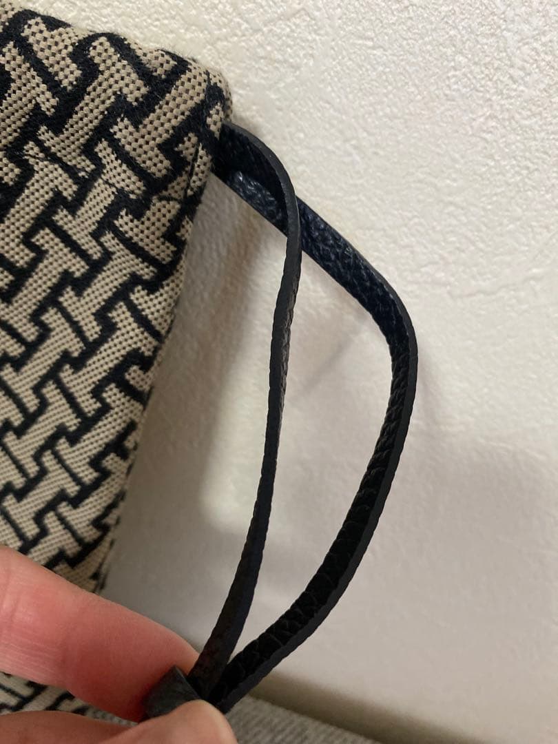 IACUCCIのモノグランマ ポーチ