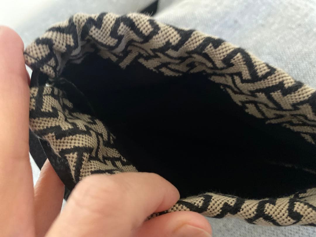 IACUCCIのモノグランマ ポーチ