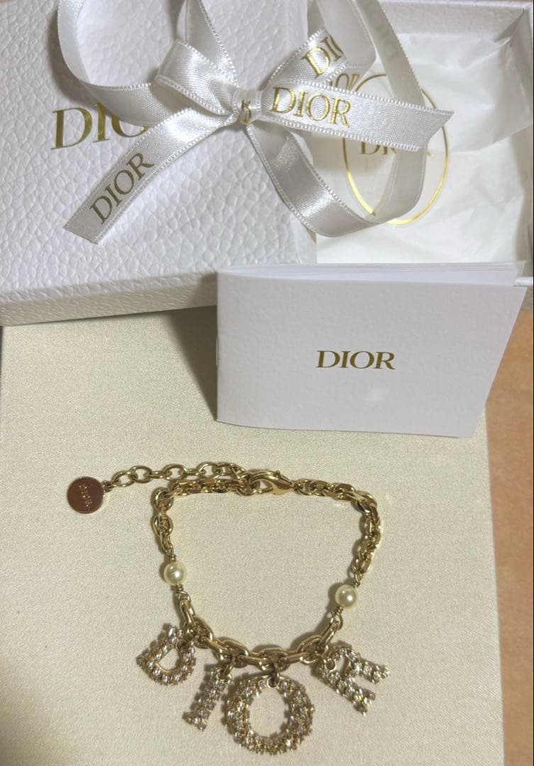 Dior ローズゴールドブレスレット ロゴチャーム付き