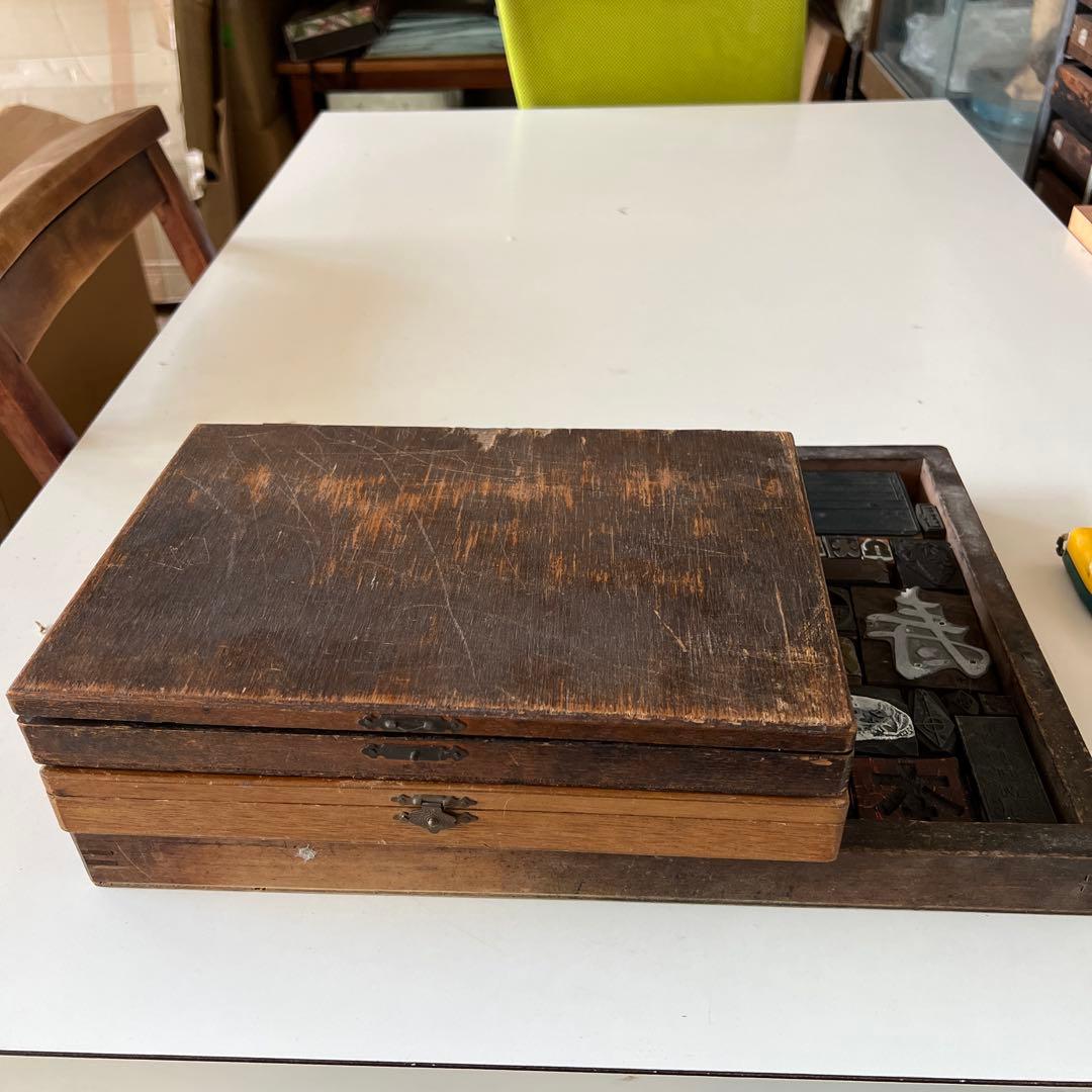 m3【木のケース入り　大量】活版印刷所で使われていた木版/ロゴ【古道具】